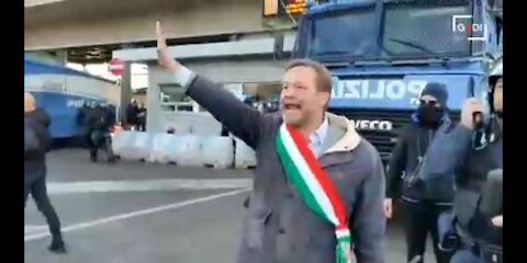 Il sindaco di Trieste maltratta i manifestanti