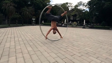 This Street Performer Is The Real Lord Of The Rings