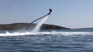 Acrobacia em flyboard não corre da melhor forma