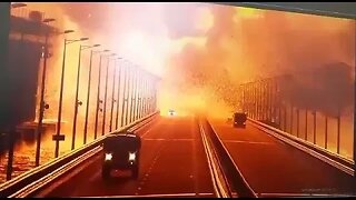 [ Ukraine War ] Security camera footage of the explosion at the Crimea Bridge