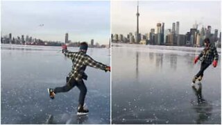 トロントの凍った湖でアイススケートの技を披露する男性