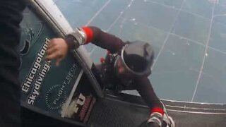 Ce parachutiste a peur du grand saut!