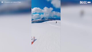 Ces jeunes skient dans un lieu paradisiaque