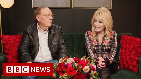 Dolly Parton partners with author James Patterson for first novel - BBC News