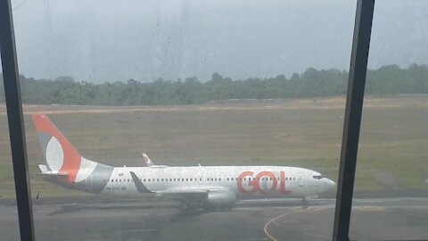 Boeing 737-800 PR-GTQ decola de Manaus para Belém/Airbus A320 PT-MZT decola de Manaus para Fortaleza