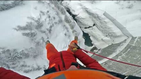 Otroligt basejump från en frusen damm i franska Alperna