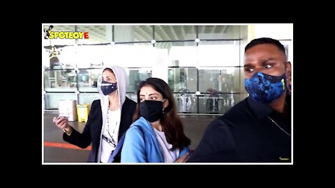 Shweta Bachchan With Daughter Navya Naveli Snapped At The Airport
