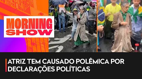 Cássia Kiss participa de manifestação no Rio de Janeiro