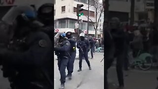 na França Policial desmaia ao ser atirada uma pedra em seu capacete.
