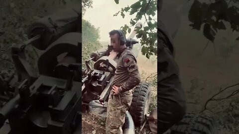 Ukrainian Artillerymen Use British Howitzer Against Russian Soldiers #shorts