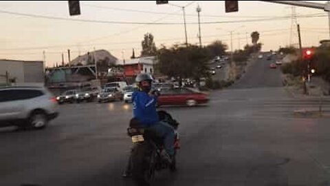 Motociclista exibicionista passa enorme vergonha