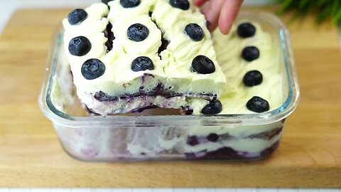 The taste of this dessert is incredible! Very tender and juicy blueberry tiramisu!