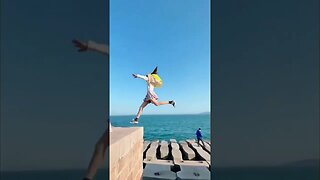 Hot Chinese Girl Has Mastered Parkour