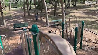Menino azarado cai enquanto limpa parque infantil nos EUA