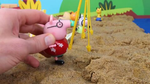 168 3Peppa Pig at the Beach finds Dinosaur Fossils Toy Learning Video for Kids!