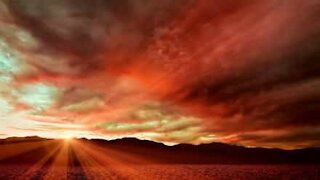 Superbe coucher de soleil dans la vallée de la Mort, Californie