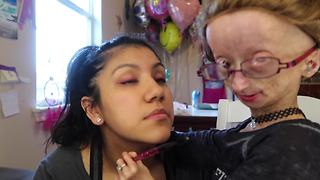 Adalia Rose Gives Mom A Sunset-Inspired Makeup Look