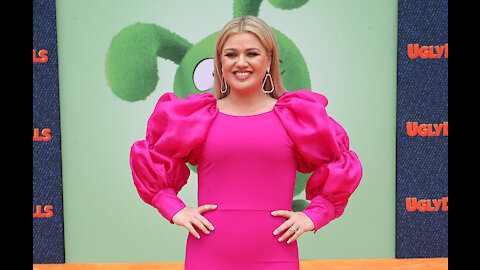 Kelly Clarkson's kids attending therapy amid divorce