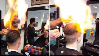 Il barbiere che taglia i capelli con... il fuoco!