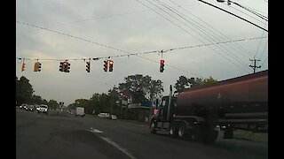 18 Wheeler blasts through Red light