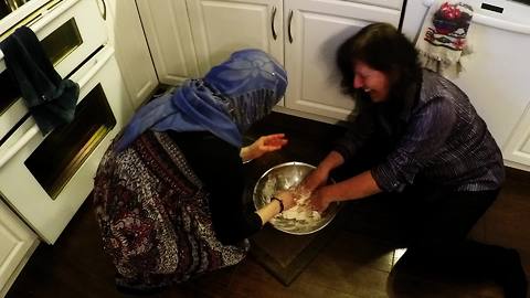 Syrian woman teaches Canadians how to make traditional bread