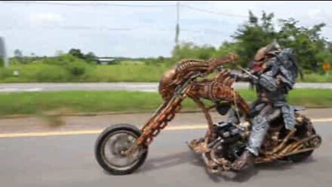 Una moto Predator si aggira in città... Alieni in arrivo?