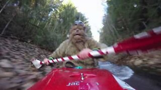 Chewbacca från Star Wars åker kayak i en vansinnig fart