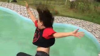 Un mannequin pique un plongeon surprise dans une piscine