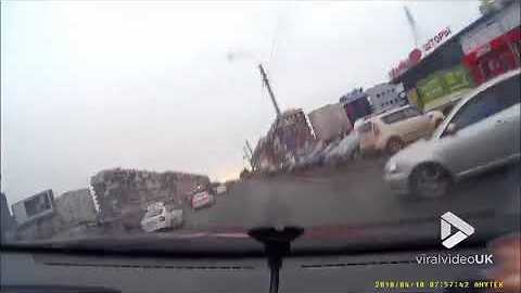 Car nearly gets flipped over || Viral Video UK