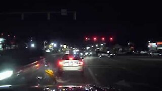Skødesløs bilist sender vejskilt mod politibilens forrude!