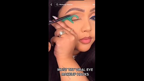 Eyes makeup hack with floss