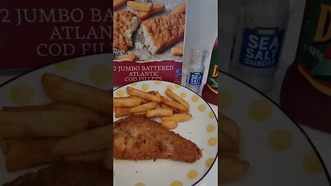 #iceland #mealdeal #fishandchips #fish #chips #chipshop #1minutevideo #1minutereview #harryramsdens