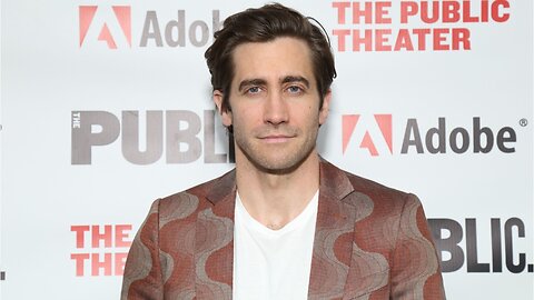 Jake Gyllenhaal Shows Fans His Mysterio Pajamas