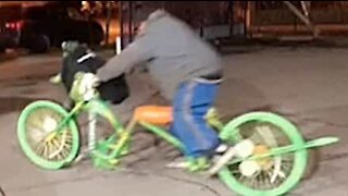 Homem mostra bizarra bicicleta feita por ele