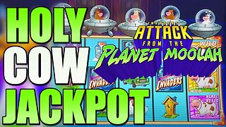 WE WANT OUR COWS BACK! Jackpots On Both Machines! Invaders Attack From The Planet Moolah