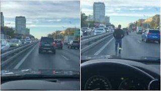 Mosca: uomo passeggia tranquillamente in autostrada