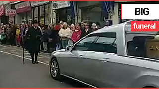 Moment hundreds line the streets to say goodbye to a popular Big Issue seller