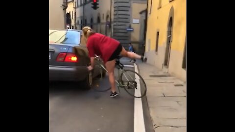 The girl hit the bicycle in the car😆🤣🤣