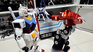 Optimus Prime Showing off his Kung-fu fighting skills to Gundam #transformers #optimusprime #robosen