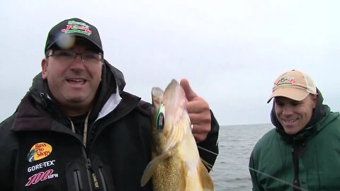 MidWest Outdoors TV Show #1550 - Green Bay fall walleye