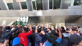 Torcida xingando Neymar e Messi em Paris