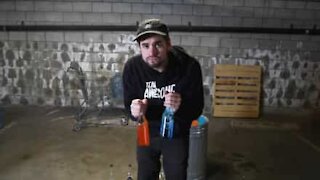 Cet artiste joue de la musique grâce à des bouteilles