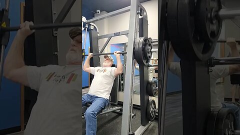 245lbs Shoulders press Smith Machine Monday 💪, Crazy 🤪 old man , or whatever it adds up to