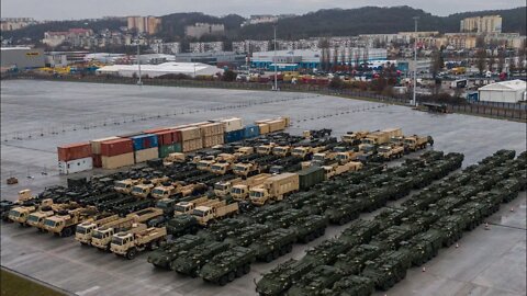 Ukraine : l'équipement militaire américain arrive dans un port polonais.