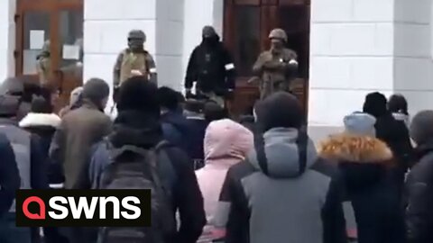 Ukrainians caught chanting "Putin is a d***head" at Russian soldiers
