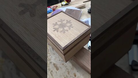 Inlayed Walnut & White Oak Holiday Box #woodworking #box #gift