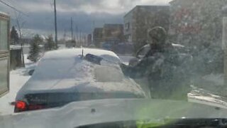 Ekstremt høflig mand rydder sne fra fremmeds bil