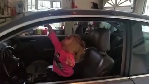 Cute Tot Makes Adorable Discovery