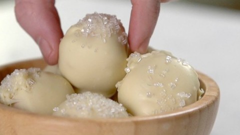 Delicious Peanut Butter Snowballs That Melt In Your Mouth