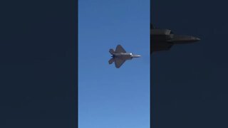 USAF 🇺🇸 F-22 Raptor 5th Generation Fighter Bomber Demo Team Show INSANE EXTREME MANEUVERABILITY!!!